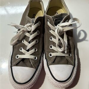 Converse woman’s size 5
